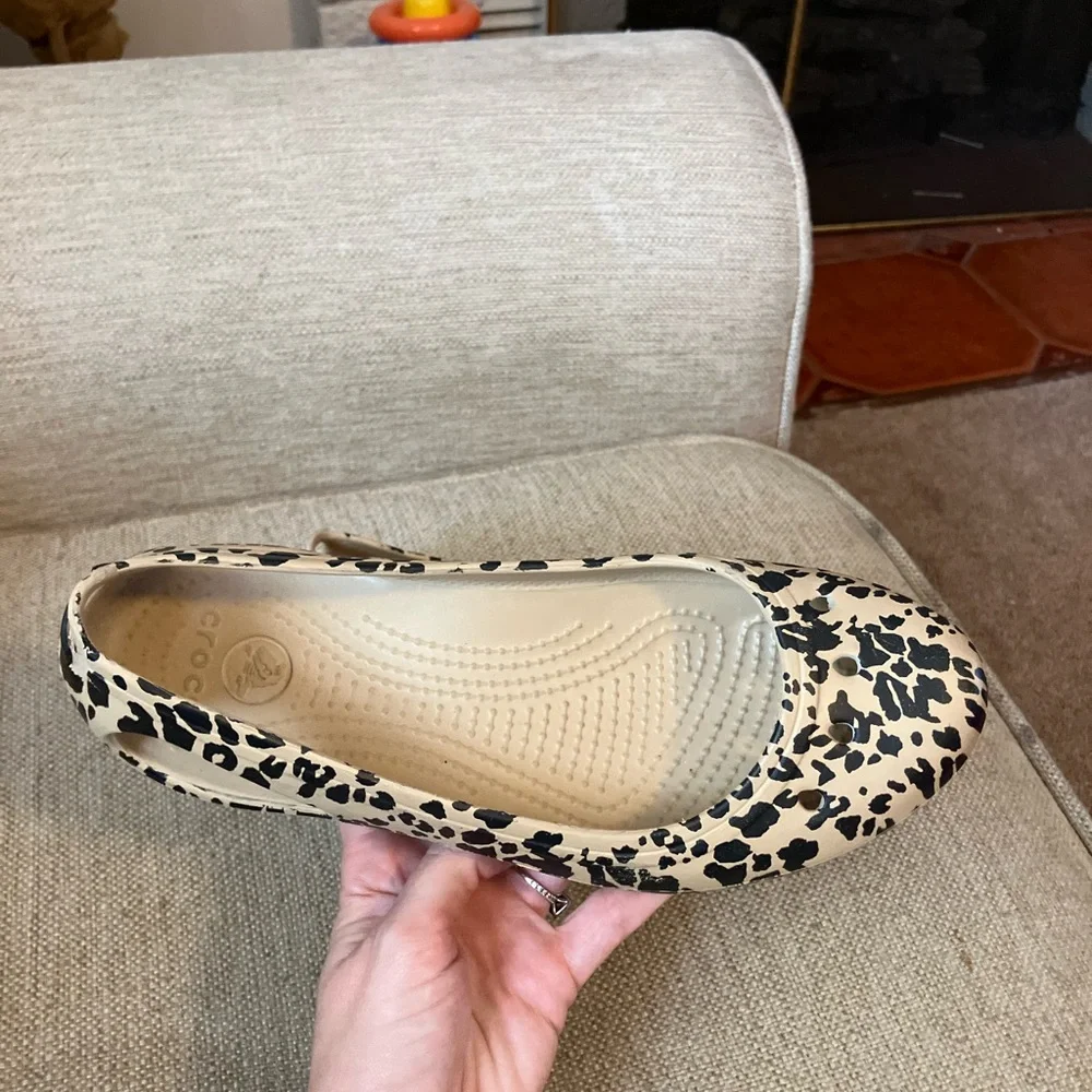 Crocs cheetah print slip on shoes - Picture 2 of 6
